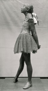 Little Dancer，14岁（多彩青铜，平纹细布，绸缎和木质底座）（另见100777和100778） 作者 埃德加·德加